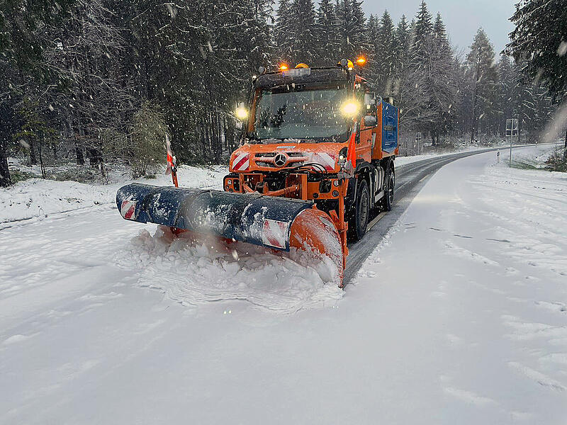 Sie sorgen f&uuml;r freie Fahrt: Die Mitarbeiter des Winterdienstes mit ihren R&auml;um- und Streufahrzeugen.