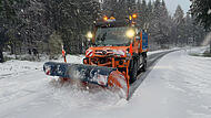 Sie sorgen f&uuml;r freie Fahrt: Die Mitarbeiter des Winterdienstes mit ihren R&auml;um- und Streufahrzeugen.