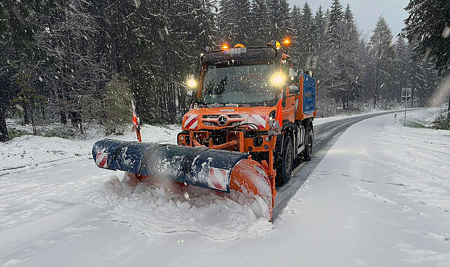 Sie sorgen f&uuml;r freie Fahrt: Die Mitarbeiter des Winterdienstes mit ihren R&auml;um- und Streufahrzeugen.
