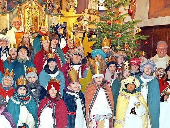 Die Sternsinger von Marktzeuln mit Pfarrer i.R. Wolfgang Scherbel (hinten) und Pfarrer Lars Rebhan (rechts).