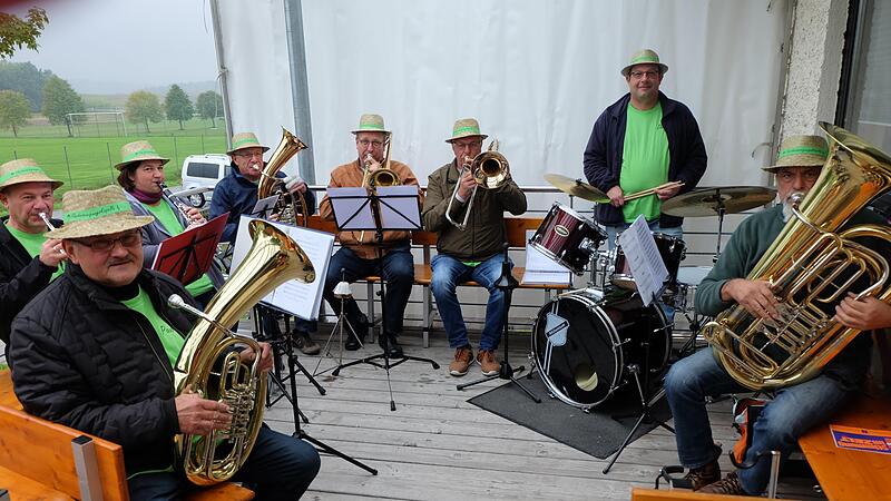 Das ist die „Flurbereinigungskapelle: Paul Geier, Gunnar Grünewald, Stefanie Büchner, Heribert Rink, Stefan Meister,      Peter Saal, Dieter Büchner und Albrecht Knötig (von links). Das ist die „Flurbereinigungskapelle: Paul Geier, Gunnar Grünewald, Stefanie Büchner, Heribert Rink, Stefan Meister,      Peter Saal, Dieter Büchner und Albrecht Knötig (von links).