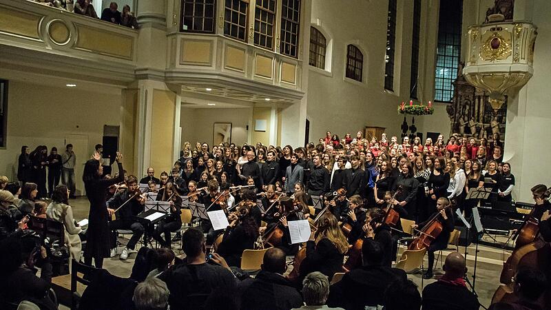 Alle Chöre und das Sinfonieorchester interpretierten zum krönenden Finale das „Halleluja“ aus Händels „Messias“. Alle Chöre und das Sinfonieorchester interpretierten zum krönenden Finale das „Halleluja“ aus Händels „Messias“.