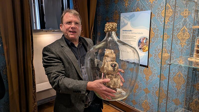Matthias Schultz präsentiert eines seiner freischwebenden Buddelschiffe. Mit dieser besonderen Bauweise stellte der Bad Kissinger einen Weltrekord auf. Matthias Schultz präsentiert eines seiner freischwebenden Buddelschiffe. Mit dieser besonderen Bauweise stellte der Bad Kissinger einen Weltrekord auf.
