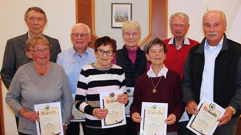Vorsitzender Alfred Jeurink (links), dankte  den langjährigen Mitgliedern für ihre Treue (vorne, von links): Anna Rau, Myrtha Brust, Ingrid Weigand und Friedrich Rau sowie (hinten, von links) Günter Dittmar, Heike Jordan und Wolfgang Jordan.