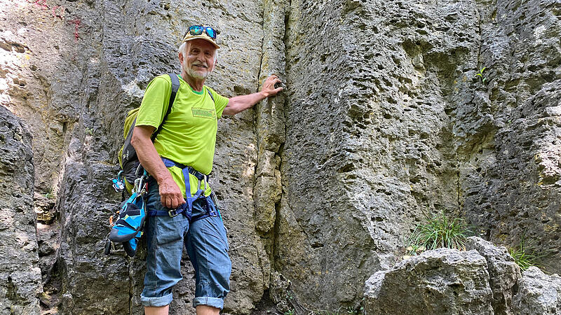Immo Engelhardt ist ein Kletter-Urgestein und mit 80 Jahren als &bdquo;Hausmeister am R&ouml;thelfels&ldquo; in der Fr&auml;nkischen Schweiz bekannt.