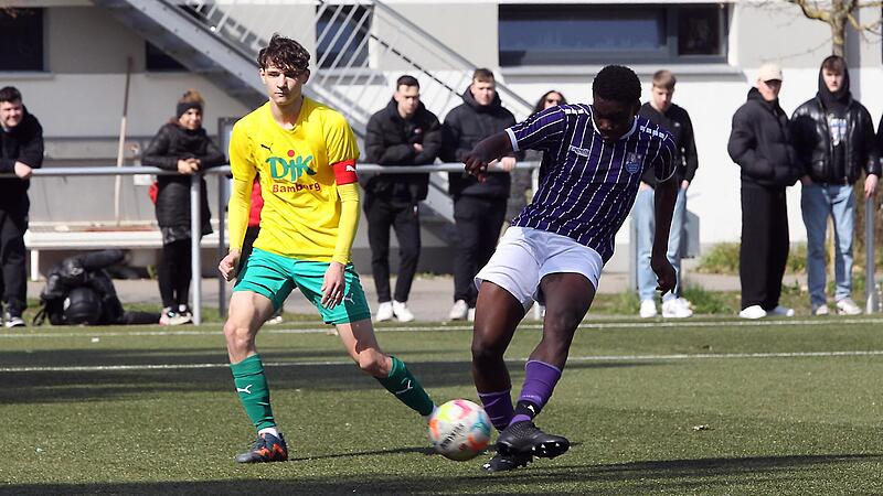 Muiz Alli (re.) erzielte nach 27 Minuten zwar die Führung für die U19 des FC Eintracht, allerdings drehte die DJK Don Bosco das Stadtderby noch zu ihren Gunsten und gewann mit 2:1. Muiz Alli (re.) erzielte nach 27 Minuten zwar die Führung für die U19 des FC Eintracht, allerdings drehte die DJK Don Bosco das Stadtderby noch zu ihren Gunsten und gewann mit 2:1.