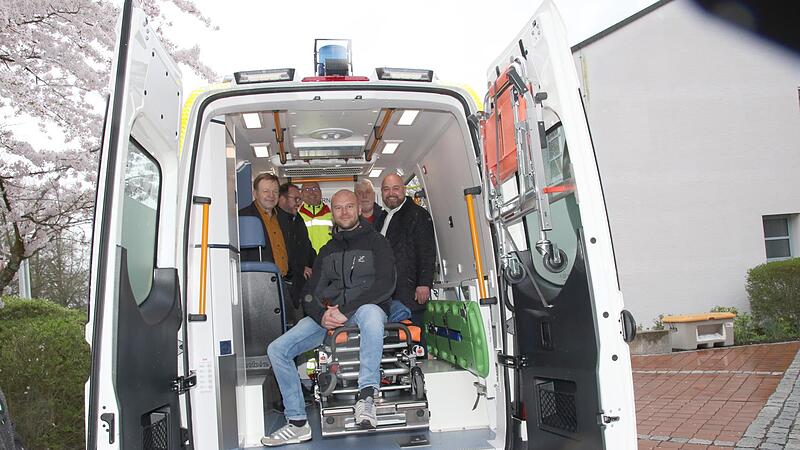 Ein Blick in den Innenraum des Fahrzeugs war bei der &Uuml;bergabe m&ouml;glich. Die Gelegenheit nutzten Patrice Kolb (vorne auf der Trage) und (v.&nbsp;l.) Thomas Schwesinger, Landrat Sebastian Straubel, Danny Roth, Norbert Tessmer, MdB Jonas Geissler.