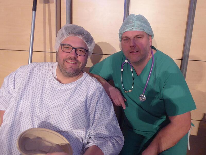 Bürgermeister Marco Friepes als Patient und Christopher Gelbhardt als Pfleger.Forchheim & Fränkische Schweiz Bürgermeister Marco Friepes als Patient und Christopher Gelbhardt als Pfleger.Forchheim & Fränkische Schweiz