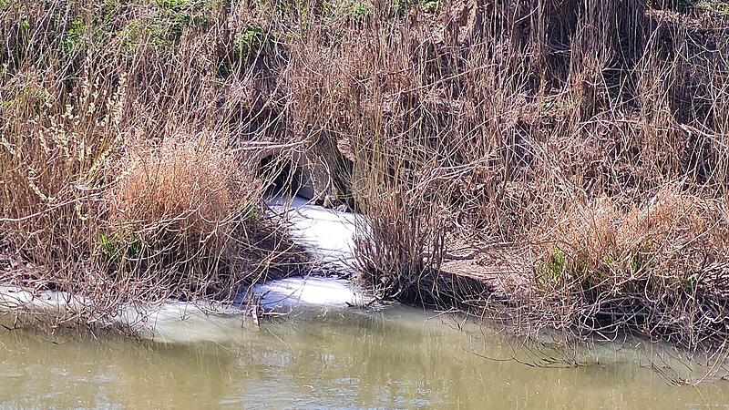 Am Donnerstagnachmittag wurde eine wei&szlig;e Substanz in der Aisch bei Adelsdorf entdeckt.