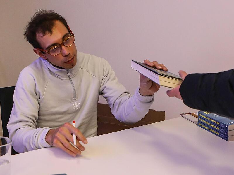 Kein Signierwunsch blieb nach der Lesung unerf&uuml;llt.