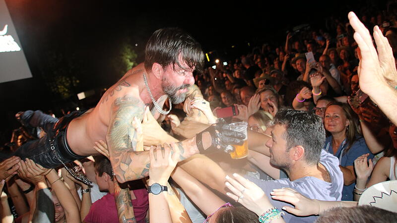 Boss Hoss in Bad Kissingen Never too old to Rock'n'Roll: Alec Völkel (52) von "The Boss Hoss" wird beim Stage Diving von der Masse getragen.