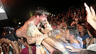Never too old to Rock'n'Roll: Alec Völkel (52) von "The Boss Hoss" wird beim Stage Diving von der Masse getragen.