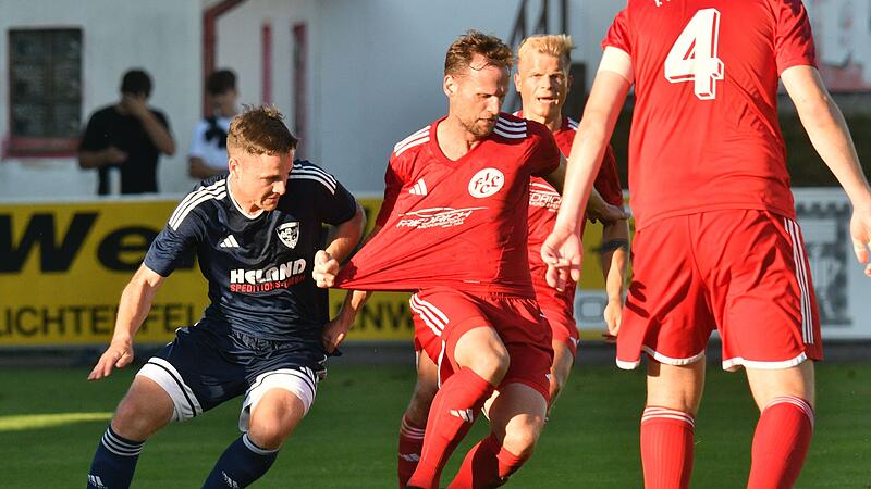 Der Lichtenfelser Lukas Engelmann (Mitte) schirmt den Ball ab, aber der Mönchrödener Lukas Köhn (blau) versucht mit allen Mitteln, an das Spielgerät zu kommen. Sportlicher Leiter Christian Holzmann will bei seinen „Mönchen“ künftig mehr „Emotionen, Willen und Leidenschaft“ sehen.