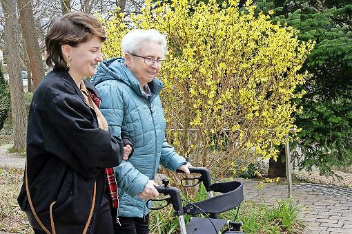 Die „Brucker Waldläufer“ spazieren regelmäßig durch den Bannwald der Brucker Lache. Immer dabei: Susanne Lauer (l.), Sozialarbeiterin und Projektbetreuung des Quartiersbüros Erlangen-Bruck. Die „Brucker Waldläufer“ spazieren regelmäßig durch den Bannwald der Brucker Lache. Immer dabei: Susanne Lauer (l.), Sozialarbeiterin und Projektbetreuung des Quartiersbüros Erlangen-Bruck.