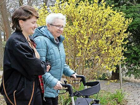 Die &bdquo;Brucker Waldl&auml;ufer&ldquo; spazieren regelm&auml;&szlig;ig durch den Bannwald der Brucker Lache. Immer dabei: Susanne Lauer (l.), Sozialarbeiterin und Projektbetreuung des Quartiersb&uuml;ros Erlangen-Bruck.