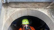 Gasaustritt Burgebrach Ein Feuerwehrmann steht mit Gasschutzausrüstung in einem Brunnenschacht in Burgebrach.