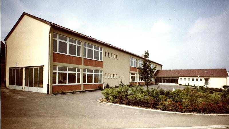 Die landwirtschaftliche Berufsschule kurz nach ihrer Er&ouml;ffnung im Jahr 1964. Zuvor wurden die Sch&uuml;lerinnen und Sch&uuml;ler im Deutschordensschloss unterrichtet.