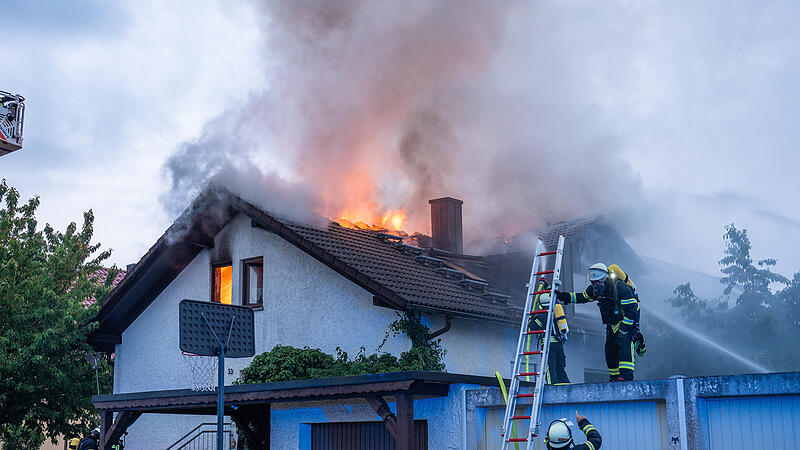 Gegen 4:42 Uhr wurden zahlreiche Einsatzkr&auml;fte der Feuerwehr am Samstagmorgen zu einem Brand alarmiert. In Oberhaid (Lkr. Bamberg), an der Langen Stra&szlig;e, stand der Dachstuhl eines Einfamilienhauses im Vollbrand, die Flammen schlugen meterhoch. Im Erdgeschoss des Hauses lebte eine Familie, die weitere Personen zu Besuch hatte. Insgesamt sieben Personen befanden sich zum Brandzeitpunkt im Inneren, sie verlie&szlig;en das Haus unverletzt. Ein weiteres angebautes Haus musste evakuiert werden. Etwa 100 Einsatzkr&auml;fte befanden sich im Einsatz, das Dachgeschoss ist vollkommen ausgebrannt. Die Brandursache ist Sache der Ermittlungen.