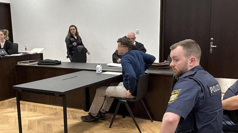 Zum Prozessauftakt streitet der 29-jährige Angeklagte aus Erlangen am Montag vor dem Nürnberger Landgericht ab, für einen bewaffneten Raubüberfall in einem Erlanger Parkhaus im letzten Sommer verantwortlich zu sein.