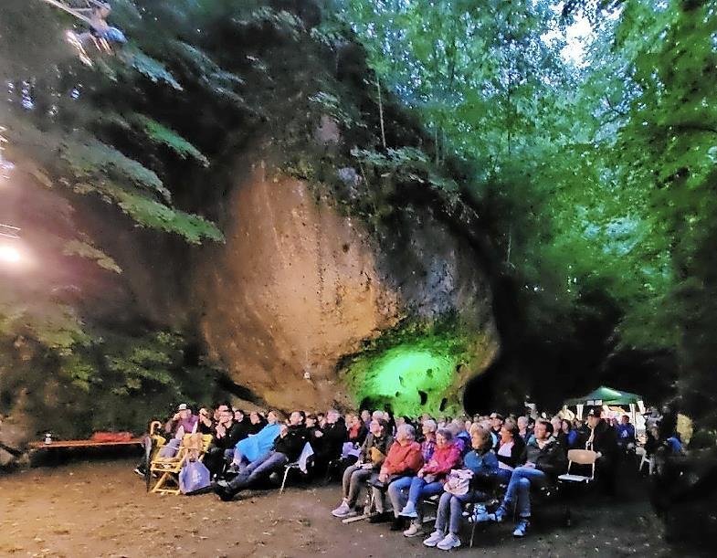 Spielort ist an der Schweizerhaushöhle im Wald von Schloss Oberaufseß.