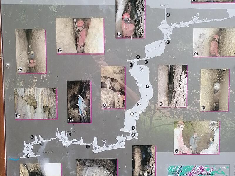 Die Fellner-Doline geht nahezu 100 Meter in die Tiefe, wie auch diese Schautafel am verschlossenen Eingang zeigt.Forchheim & Fr&auml;nkische Schweiz