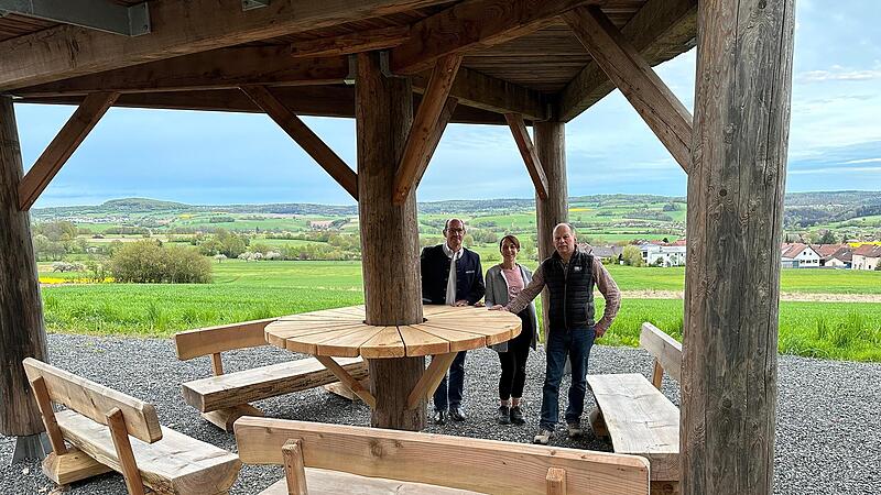 Unser Bild zeigt (von links) B&uuml;rgermeister Dieter Muth, die 3. B&uuml;rgermeisterin Maria Kn&uuml;ttel und Rainer Spahn. Au&szlig;erdem zu sehen ist das Sitzrondell an der Aussichtsplattform in Oberleichtersbach.
