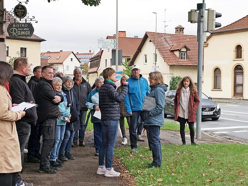 Die Teilnehmer des Ortsspaziergangs an der Kreuzung in der Breitengüßbacher Ortsmitte.