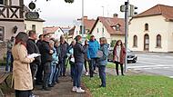 Die Teilnehmer des Ortsspaziergangs an der Kreuzung in der Breitengüßbacher Ortsmitte.