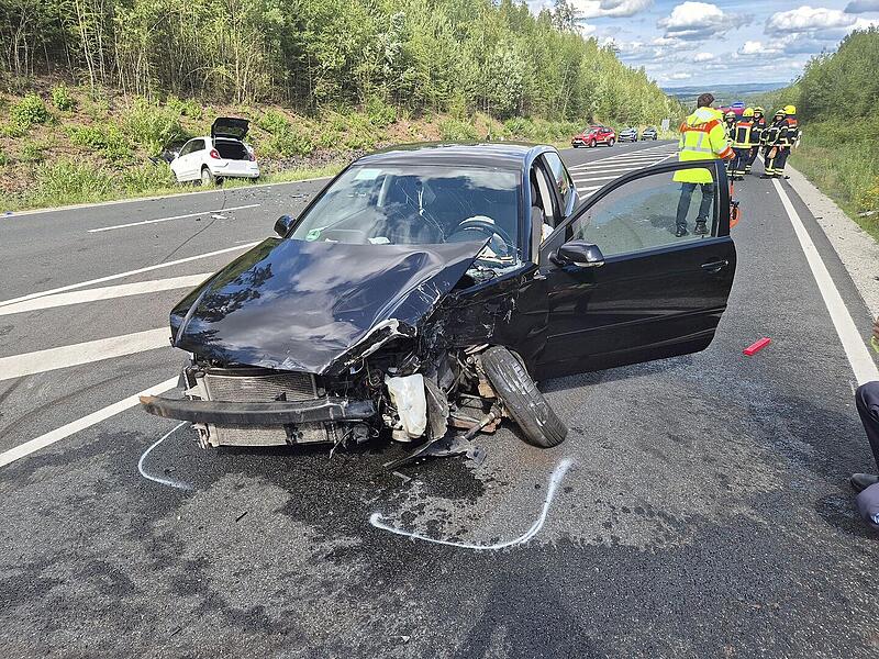 Rödental: Schwerer Unfall mit drei Fahrzeugen - B4 gesperrt Rödental: Schwerer Unfall mit drei Fahrzeugen - B4 gesperrt