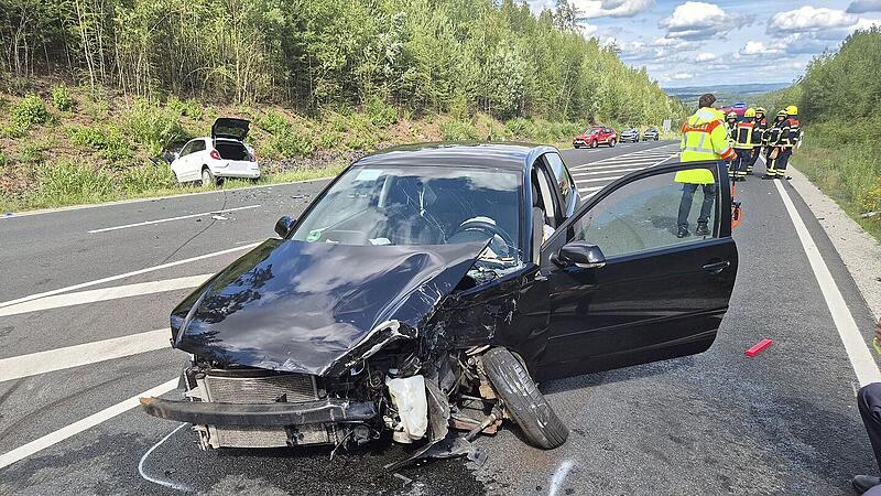 Rödental: Schwerer Unfall mit drei Fahrzeugen - B4 gesperrt Rödental: Schwerer Unfall mit drei Fahrzeugen - B4 gesperrt
