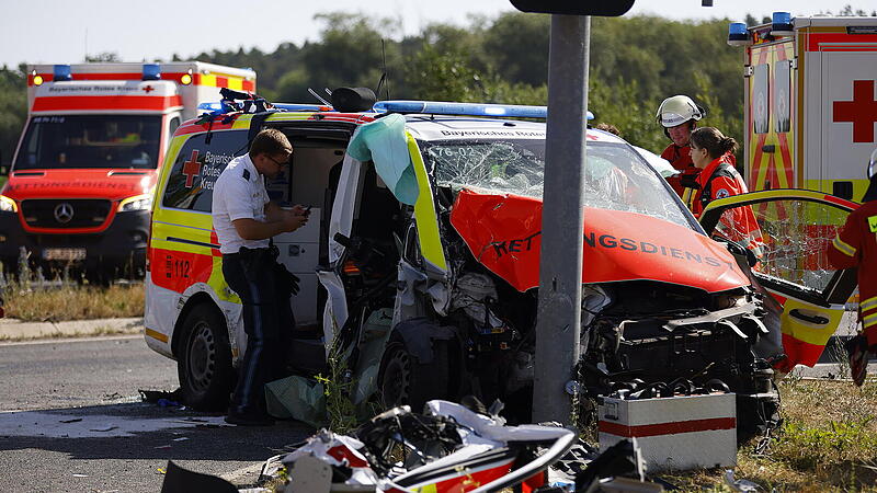 Unfall zwischen Notarzteinsatzfahrzeug und Auto