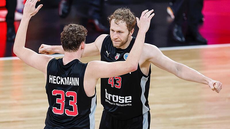 Christian Sengfelder (rechts) freut sich mit Patrick Heckmann über eine gelungene Aktion. Der Brose-Kapitän war mit 21 Punkten und elf Rebounds wieder Dreh- und Angelpunkt im Bamberger Spiel.