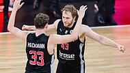 Christian Sengfelder (rechts) freut sich mit Patrick Heckmann über eine gelungene Aktion. Der Brose-Kapitän war mit 21 Punkten und elf Rebounds wieder Dreh- und Angelpunkt im Bamberger Spiel.