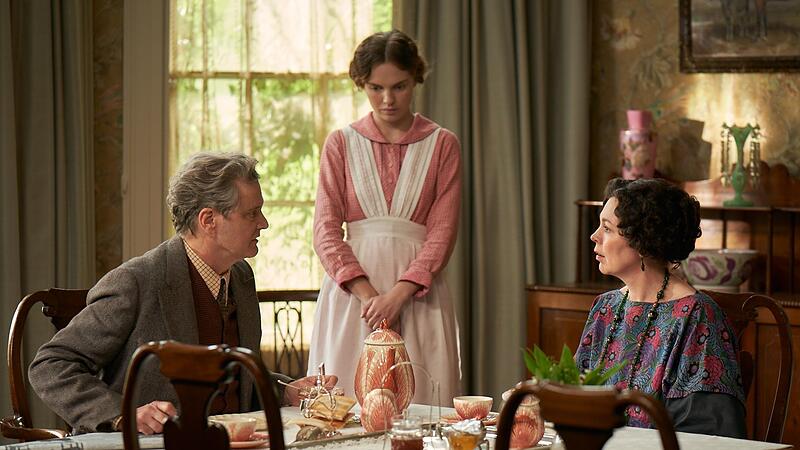 Jane (Odessa Young, Mitte) ist Dienstm&auml;dchen beim Ehepaar Niven (Colin Firth und Olivia Colman, rechts).