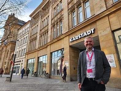 Der Geschäftsführer von "Galeria Bamberg", Mathias Baluses, im Oktober vergangenen Jahres vor der damals noch "Karstadt" genannten Bamberger Filiale.