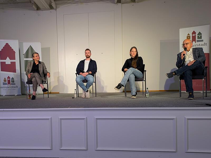 Auf der B&uuml;hne sa&szlig;en (v.l. Ines-Ulrike Rudolph (umsetzungsbegleitung), Moritz Salzmann, Miriam Horst (Institut Asap) und B&uuml;rgermeister Michael Kastl (CSU).  Klimamanager Stefan Richter moderierte.