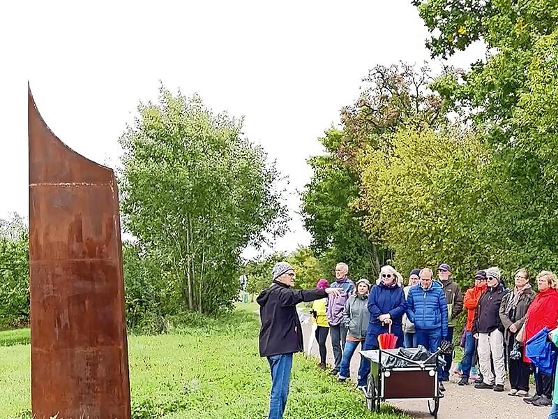 Georg Neutzner gibt Erklärungen bei der Skulptur „Erdschneid“ von Künstler Karl Maurer.