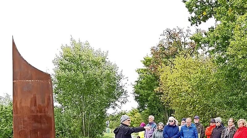Georg Neutzner gibt Erklärungen bei der Skulptur „Erdschneid“ von Künstler Karl Maurer.