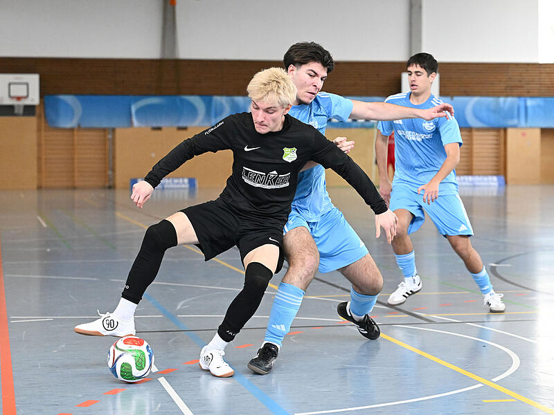 Der Frankenw&auml;lder Ben Volk schirmt das Spielger&auml;t gegen den F&uuml;rther Damjan Filipovic ab. Am Ende reichte es f&uuml;r die JFG GW Frankenwald zu Platz 3.