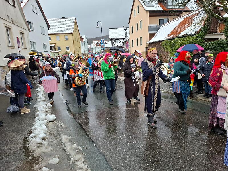 Ganz sch&ouml;n was los in Geisfeld: alle Impressionen vom Faschingsumzug!