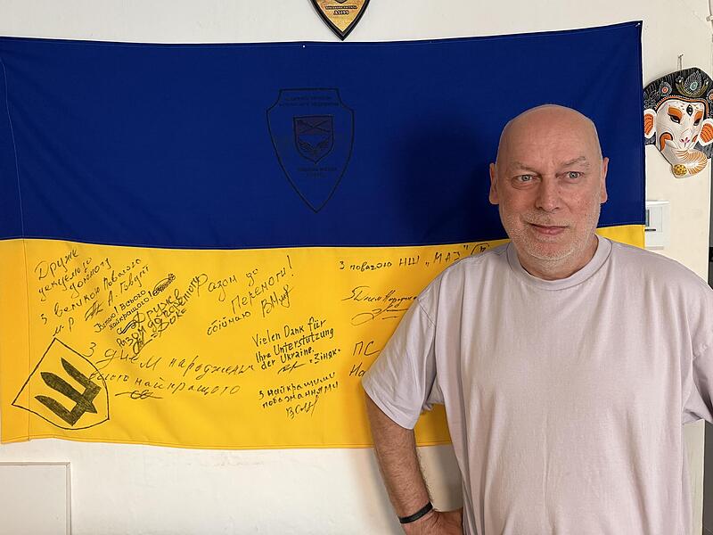 Matthias Hahn hat in seiner Küche eine ukrainische Flagge aufgehängt. Darauf haben Menschen unterschrieben, die ihm für seine Hilfe danken. Nun fährt er in seinem Urlaub erneut mit Hilfsgütern nach Kiew. Sonny Adam Matthias Hahn hat in seiner Küche eine ukrainische Flagge aufgehängt. Darauf haben Menschen unterschrieben, die ihm für seine Hilfe danken. Nun fährt er in seinem Urlaub erneut mit Hilfsgütern nach Kiew. Sonny Adam
