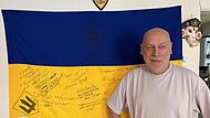 Matthias Hahn hat in seiner Küche eine ukrainische Flagge aufgehängt. Darauf haben Menschen unterschrieben, die ihm für seine Hilfe danken. Nun fährt er in seinem Urlaub erneut mit Hilfsgütern nach Kiew. Sonny Adam Matthias Hahn hat in seiner Küche eine ukrainische Flagge aufgehängt. Darauf haben Menschen unterschrieben, die ihm für seine Hilfe danken. Nun fährt er in seinem Urlaub erneut mit Hilfsgütern nach Kiew. Sonny Adam
