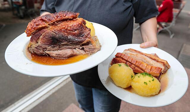 Schäuferla, Klöße, Bier: Frankens Klassiker dominieren Geschmäcker der Forchheimer. Warum ist das so? Und ändert sich das? Das versucht aktuell die Studie „Was isst Bayern“ in Langensendelbach herauszufinden.Forchheim & Fränkische Schweiz Schäuferla, Klöße, Bier: Frankens Klassiker dominieren Geschmäcker der Forchheimer. Warum ist das so? Und ändert sich das? Das versucht aktuell die Studie „Was isst Bayern“ in Langensendelbach herauszufinden.Forchheim & Fränkische Schweiz