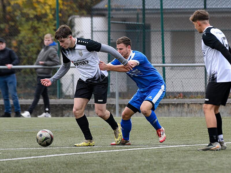 Der Sander Lars Stussak (links) wird von Marcel Dittmann vom TSV Trappstadt am Trikot festgehalten.