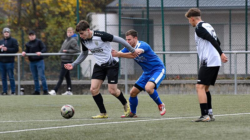 Der Sander Lars Stussak (links) wird von Marcel Dittmann vom TSV Trappstadt am Trikot festgehalten. Der Sander Lars Stussak (links) wird von Marcel Dittmann vom TSV Trappstadt am Trikot festgehalten.