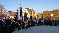 Die Fahnenabordnungen am Mahnmal.