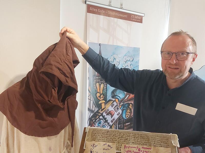 Stolz zeigt Christian Hoyer in Herzogenaurach das selbst konzipierte Kost&uuml;m f&uuml;r den F&auml;rbergesellen.