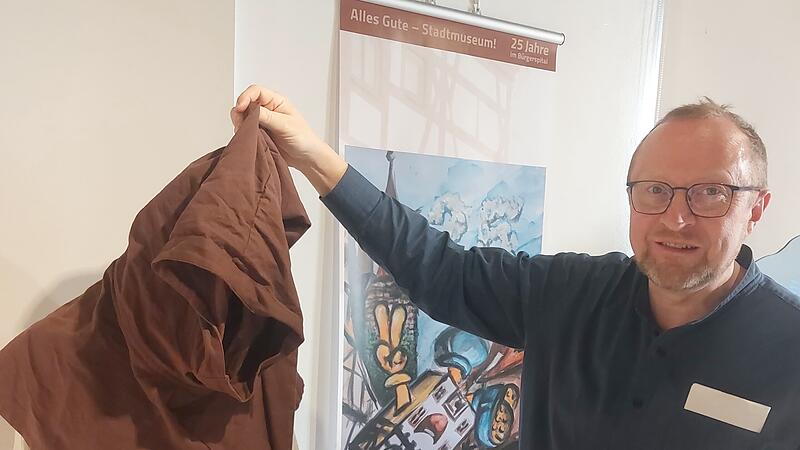 Stolz zeigt Christian Hoyer in Herzogenaurach das selbst konzipierte Kost&uuml;m f&uuml;r den F&auml;rbergesellen.