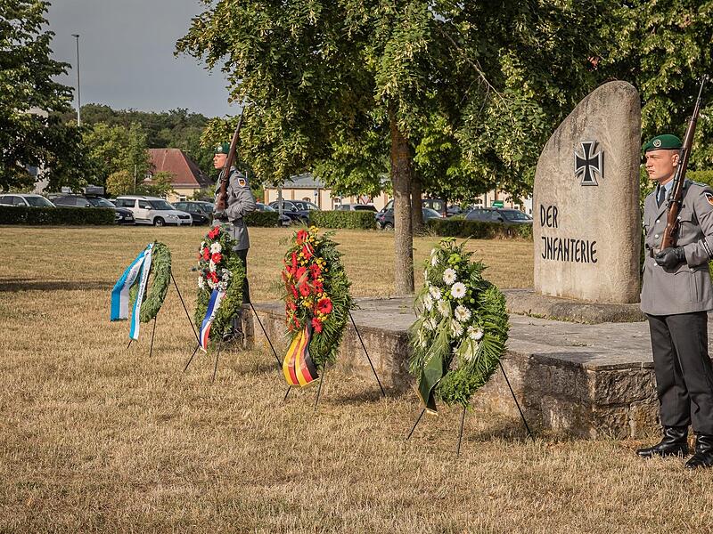 Der Bund Deutscher Infanterie, die Infanterieschule und die finnische und französische Delegation legten Kränze nieder.&#160;&#160;