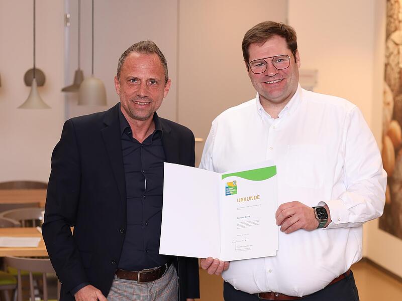 Bayerns Umweltminister Thorsten Glauber (links) hat Inhaber Dominik Beck die Urkunde überreicht. Bayerns Umweltminister Thorsten Glauber (links) hat Inhaber Dominik Beck die Urkunde überreicht.